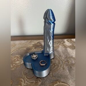 The Cold Shoulder 🐓 Jewelry Holder